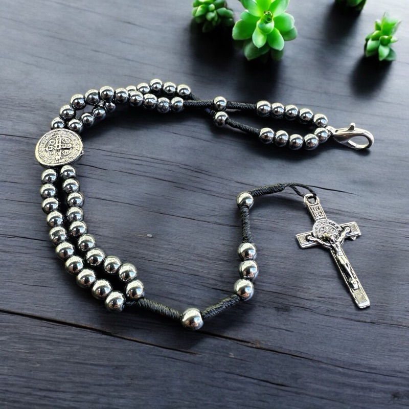 Terço De Pulso Pedra Hematita Medalha De São Bento e Aparecida NOVIDADE Pulseira Religiosa...