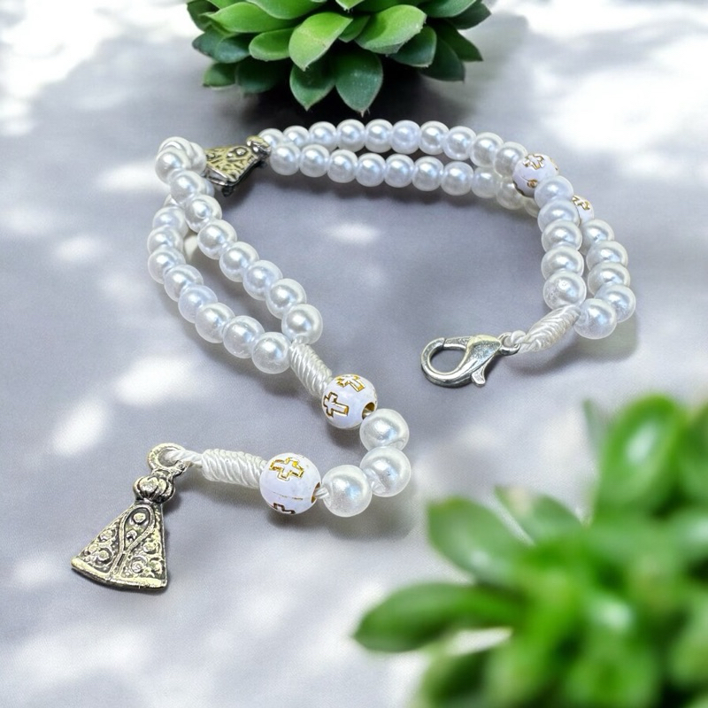 Terço De Pulso Pérola Medalha De Nossa Senhora Aparecida regula no pulso em Oferta na Shopee