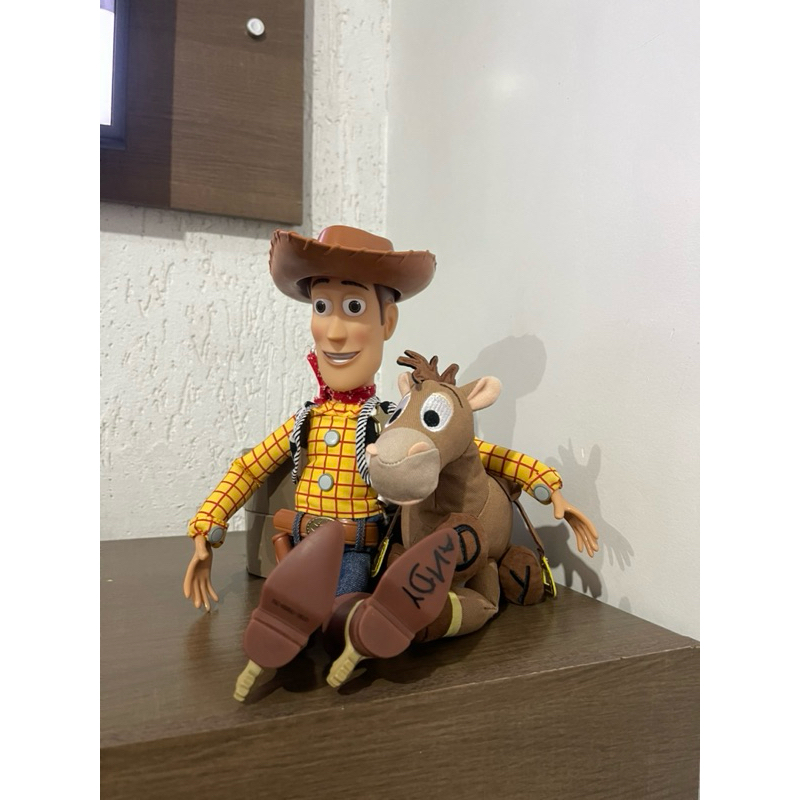 Pelúcias Xerife Woody & Bala no Alvo - Toy Story - Boneco Xerife Woody Falante - Boneco Cavalo Bala No Alvo - TOY STORY