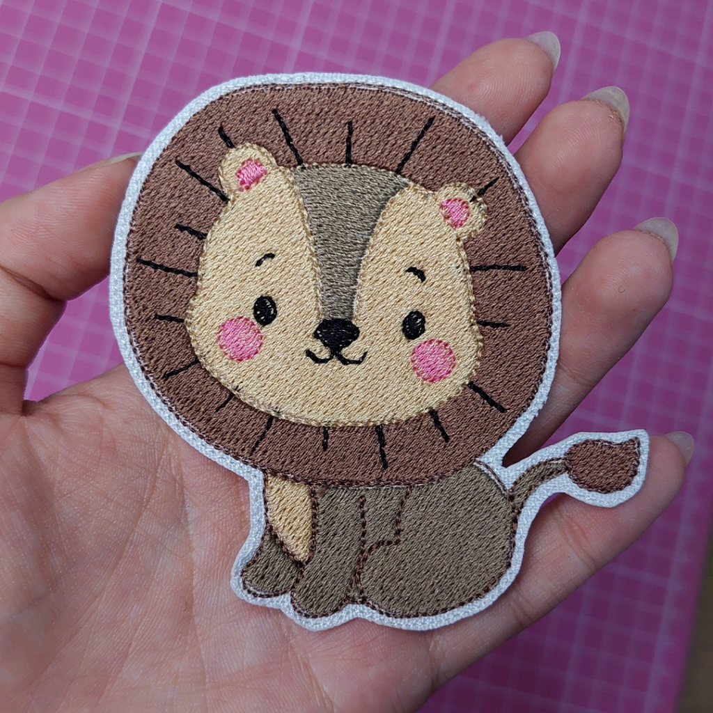 Patch Leãozinho Infantil Safari Aplique Bordado Desenho 8cm Leão Termocolante