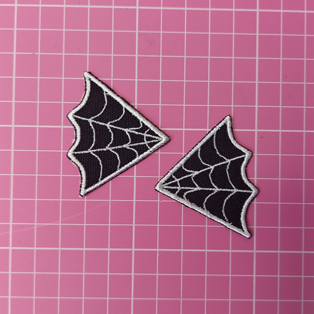 Patch Aplique Teia Gótico Termocolante perfeito para personalização de peças várias cores bordado em Oferta na Shopee