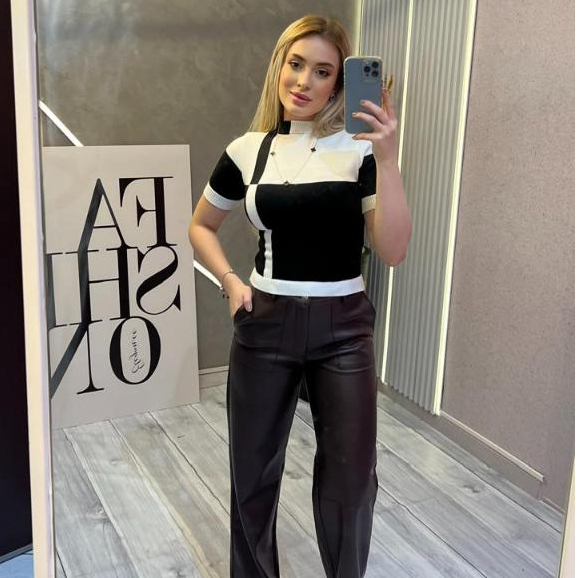Blusa Listra Feminina Manga Curta Tricô Modal Bicolor Gola Canoa Verão Realize Tricot
