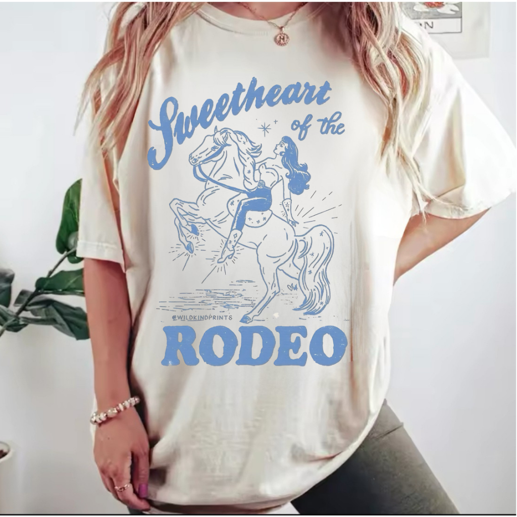 Camiseta T shirt Feminina Cowgirls "Sweetheart of the Rodeo" Blusa Country Estilosa em Algodão
