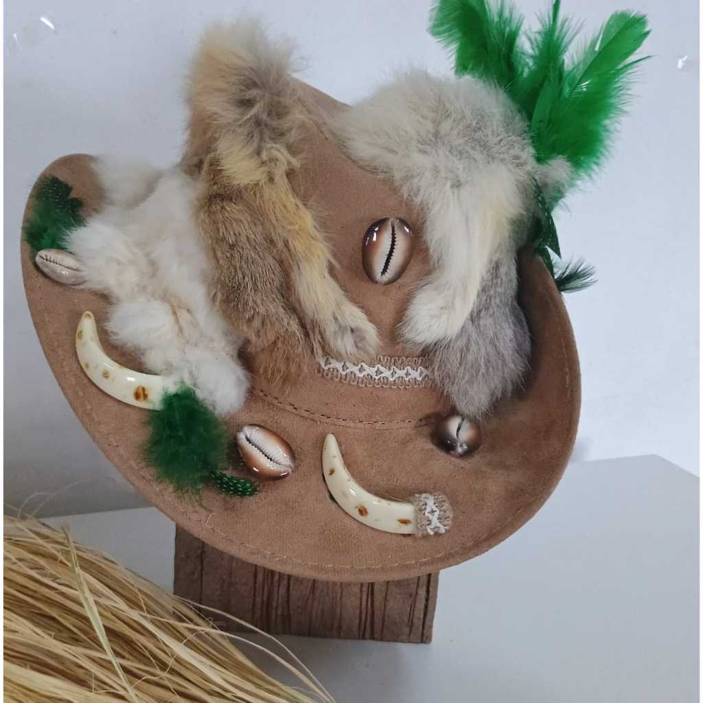 Chapéu Oxóssi Odé Luxo com Penas de Pavão Búzios e Adereços - Paramenta Umbanda Candomblé Quimbanda Caboclo Orixá Qualid