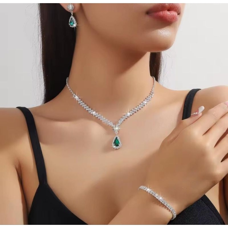 Conjunto 3 pecas colar e brincos em forma de gota e pulseira