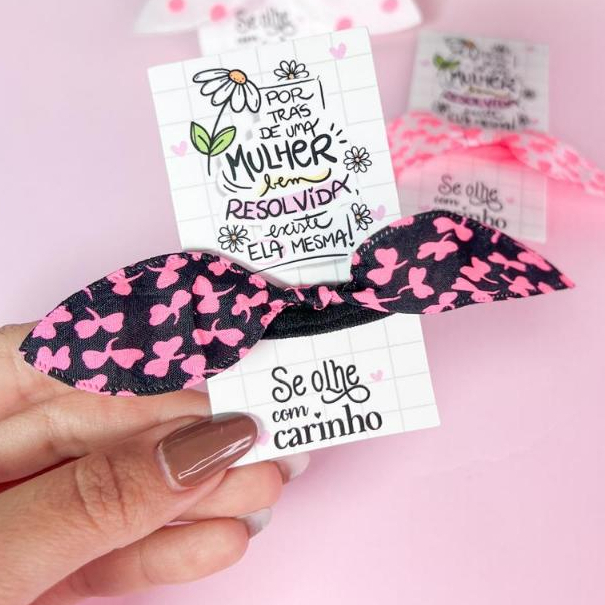 Cartão tag com xuxinha de laço colorido para mimo tamanho cartão 5x9cm