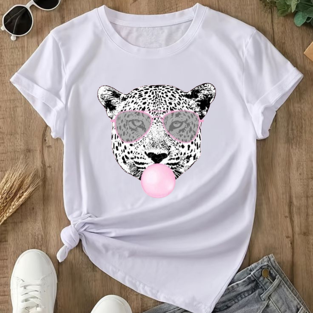 Camiseta Feminina T-Shirt Onça com Óculos e Chiclete Rosa Estilosa Poderosa 100% Algodão Basic Preto / Branco