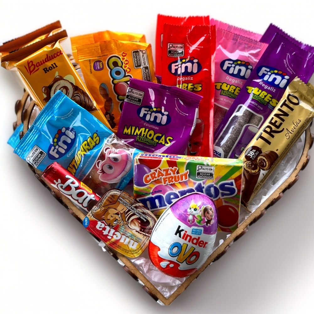 Cesta de coração com chocolates guloseimas bala Fini e kinder ovo
