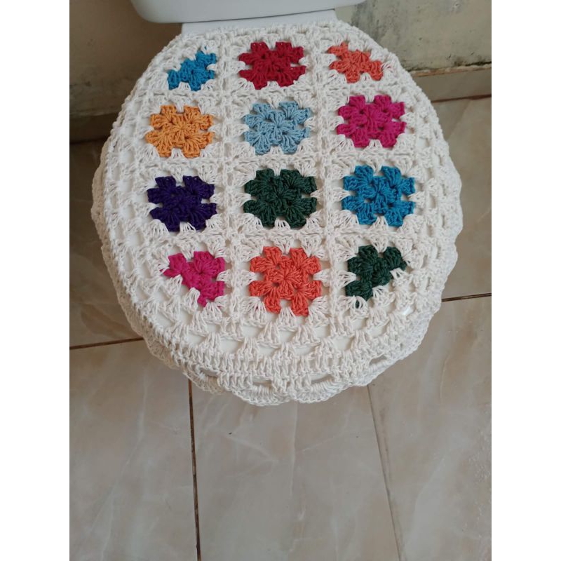 capa de tampo de vaso de crochê com squares coloridos feito no barbante