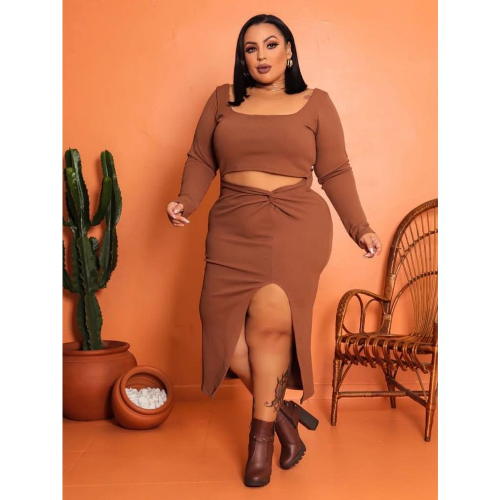 Vestido Plus Size Midi Canelado Anarruga Manga Comprida Detalhe Torcido e Fenda Frontal