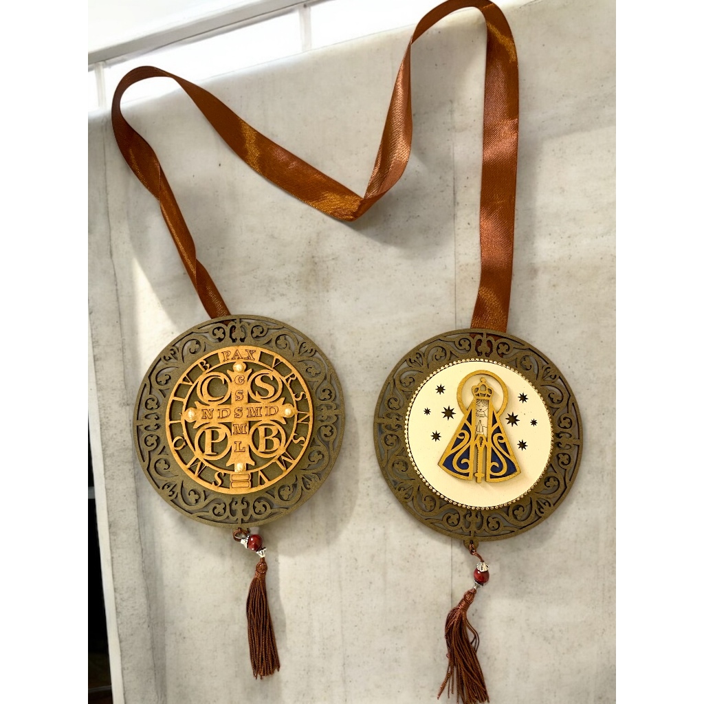 Escapulário de Porta Medalha São Bento e Nossa senhora Aparecida em Mdf Resinado em Oferta na Shopee