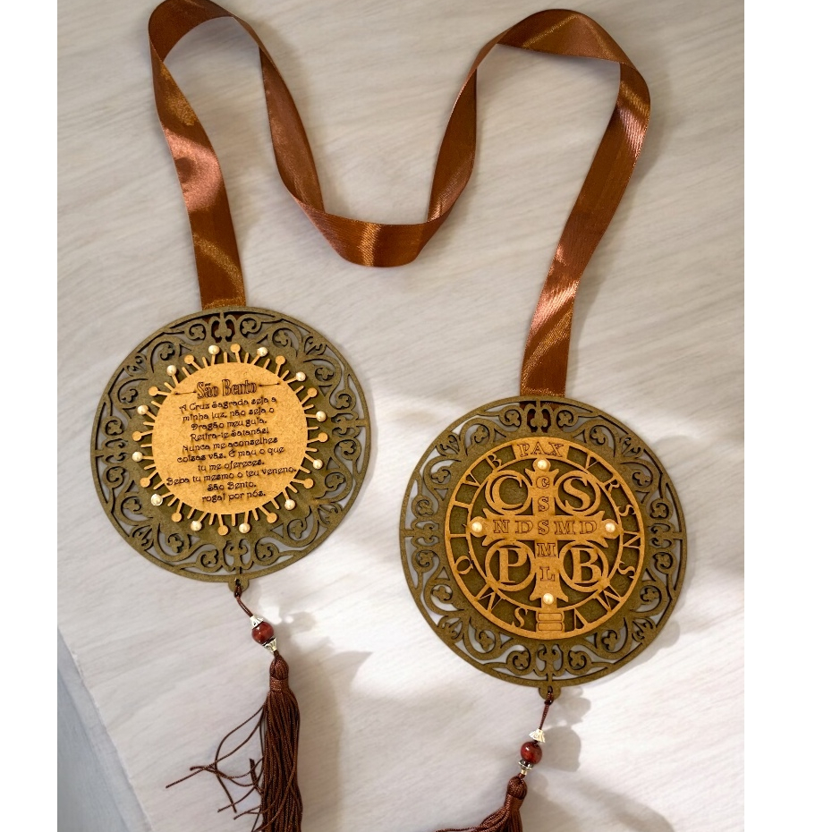 Escapulário de Porta Medalha São Bento com Oração em Mdf Resinado em Oferta na Shopee
