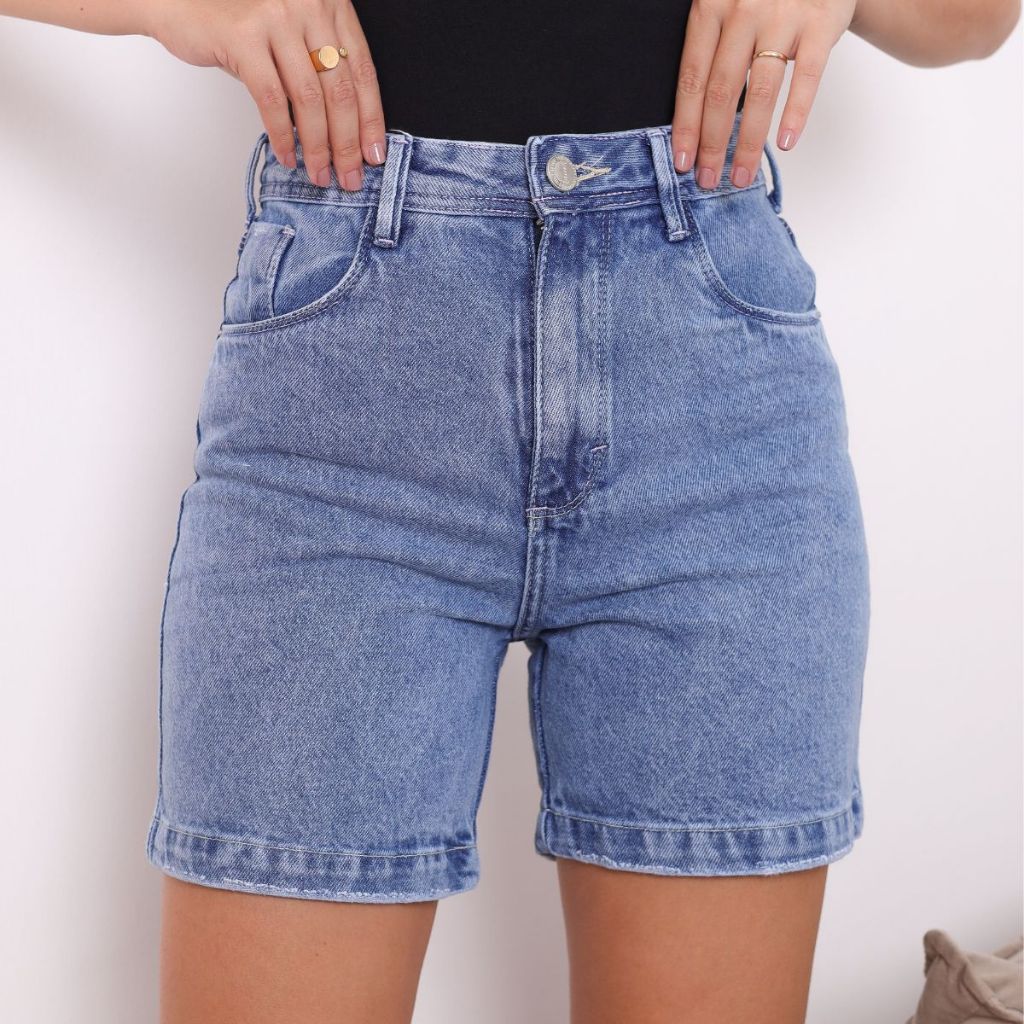 Bermuda Mom Jeans Feminina Cintura Alta Lavagem Clara com Bolsos Frontais e Traseiros Comfort em Oferta na Shopee