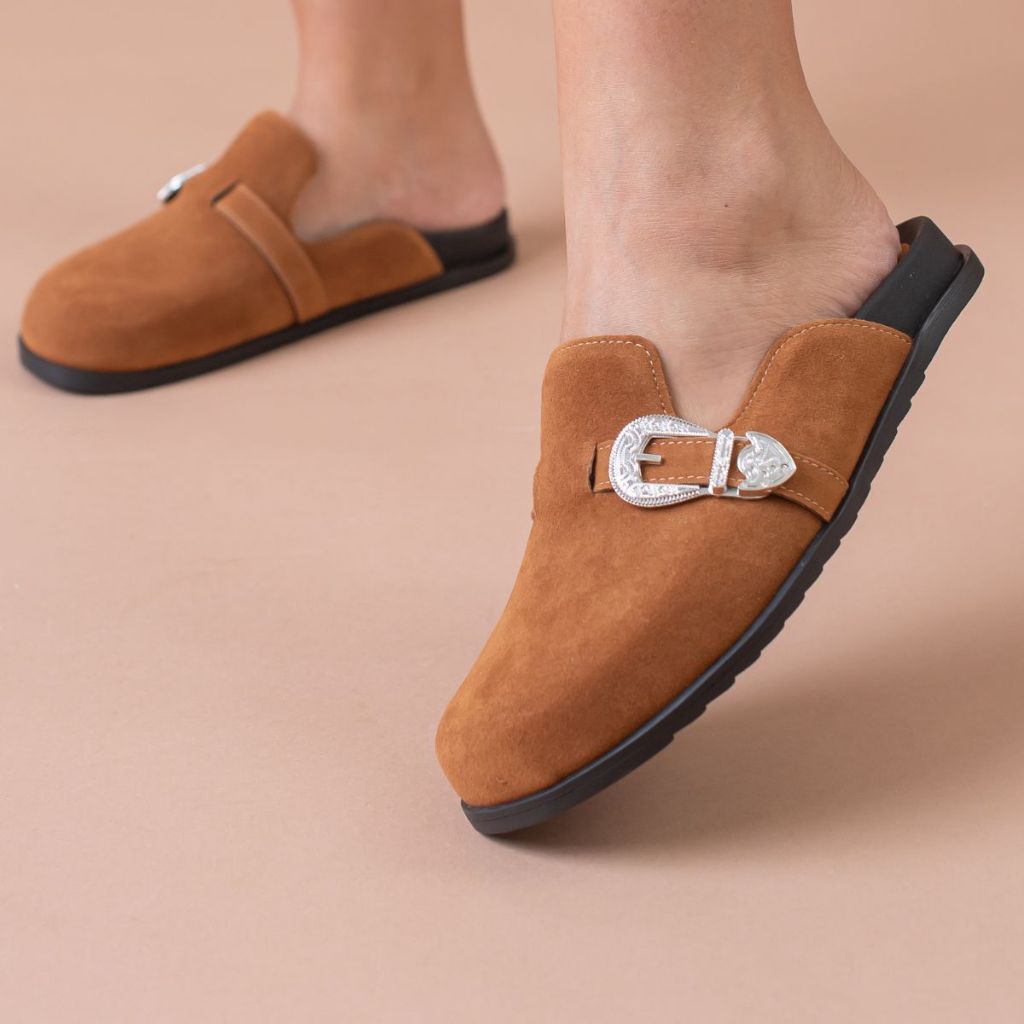 Clog Sapato Feminino Mule Babuche Camurça  Com Fivela Estilo Conforto Elegância Anatômico Sandália