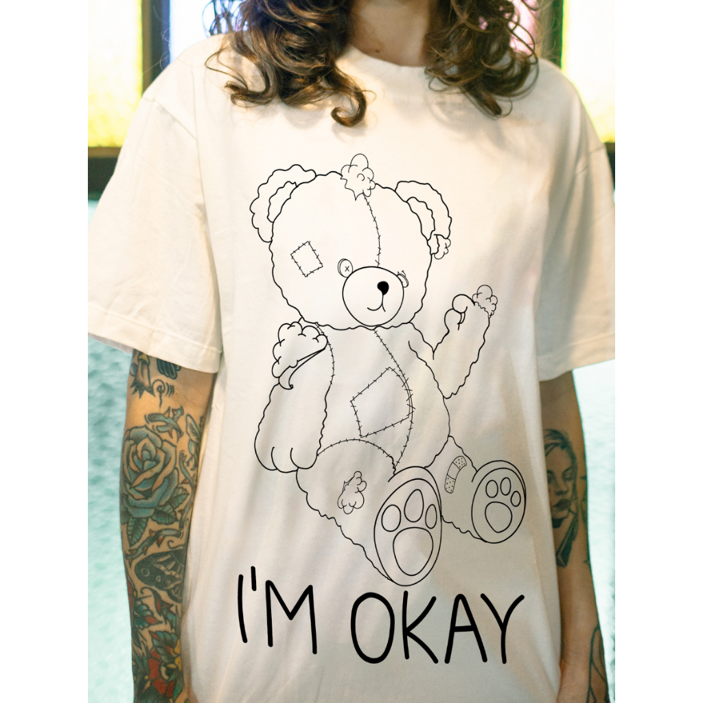 Camiseta Off White Urso I'm Okay Amálias Concept Edição Limitada Lançamento Exclusivo Camisa Unissex