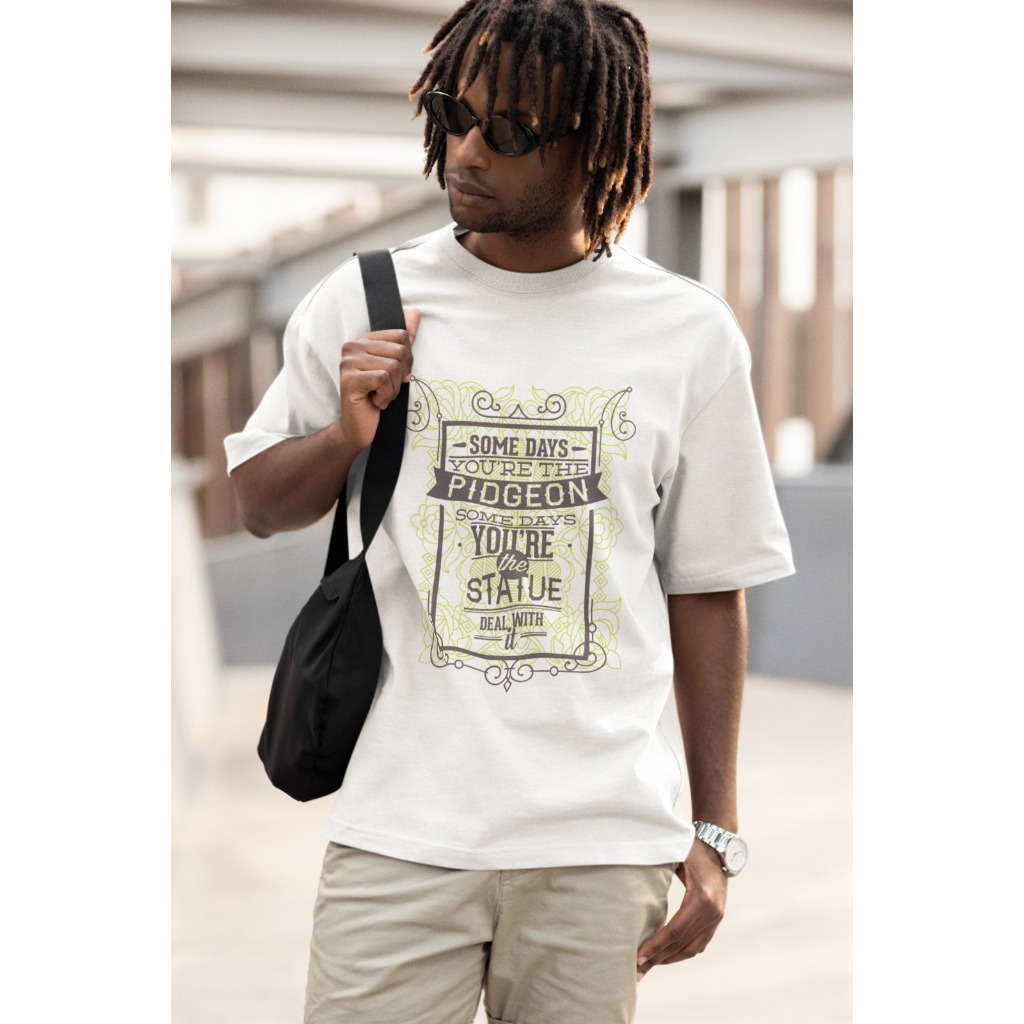 Camiseta Oversized Streetwear Estampada: ``Some Days You´re The Pidgeon Some Days You´re The Statue Deal With it´´ Uniss
