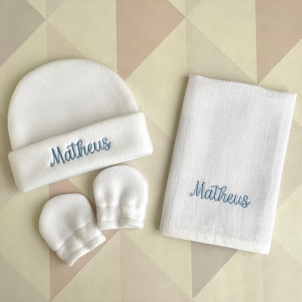 Touca e luva com fraldinha de boca bordada para bebê recém nascido personalizada nome maternidade