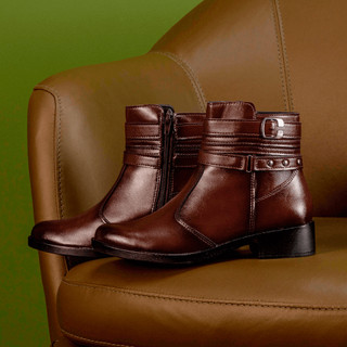 Bota Feminina Versales Melissa Cano Curto Com Detalhes Metálicos Moderna Confortável Marrom Preto