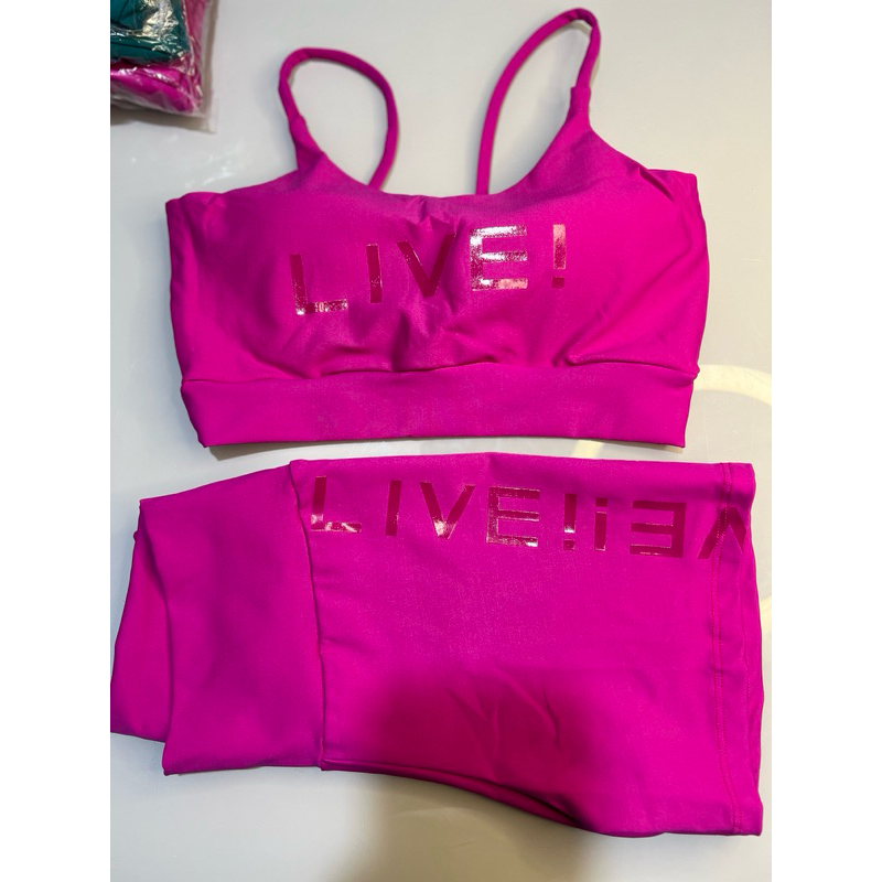 Conjunto short + top, escrita lateral, tamanho único (veste do 36 ao 42)