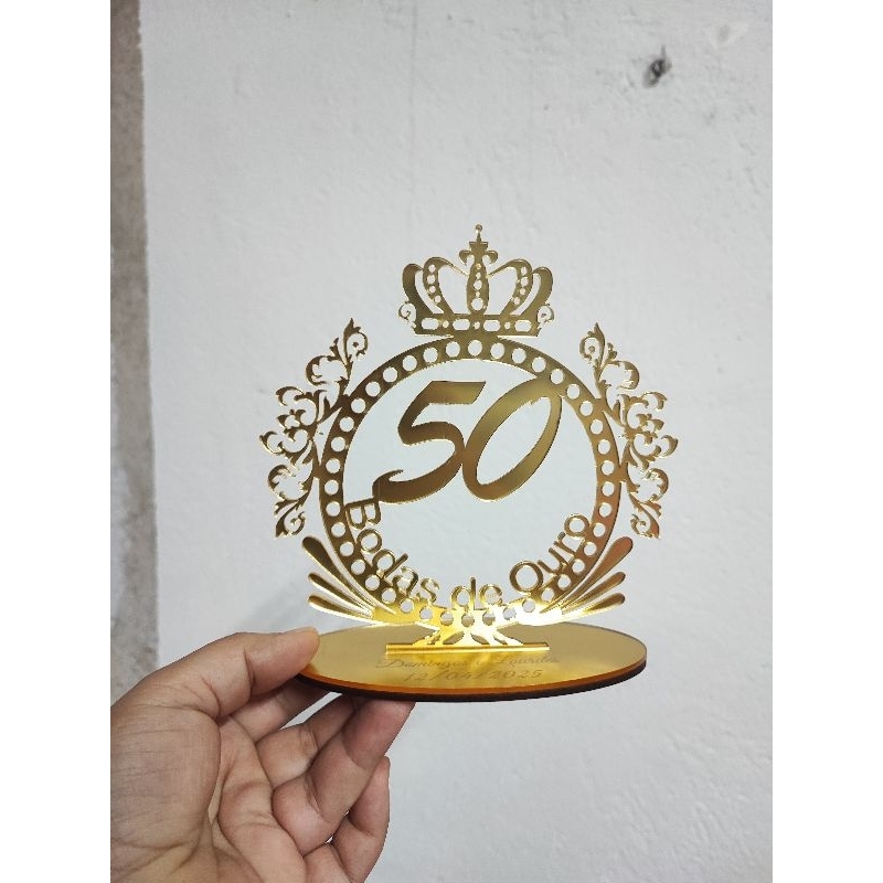 brasão topo de bolo ,bodas de ouro, festa de 15 anos , acrílico espelhado com 16cm de altur nq base para ficar em pé
