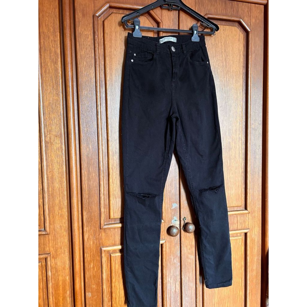 Calça TAM 36 RENNER Jeans Super Skinny Cintura Alta Preta Joelhos Rasgados, brechó