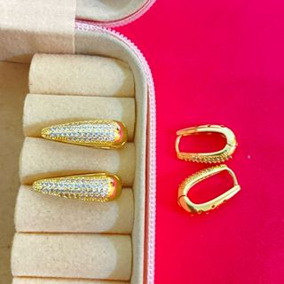 BRINCO EM ARGOLA FORMATO GOTA CRAVEJADO EM BIJUTERIA MEDIO