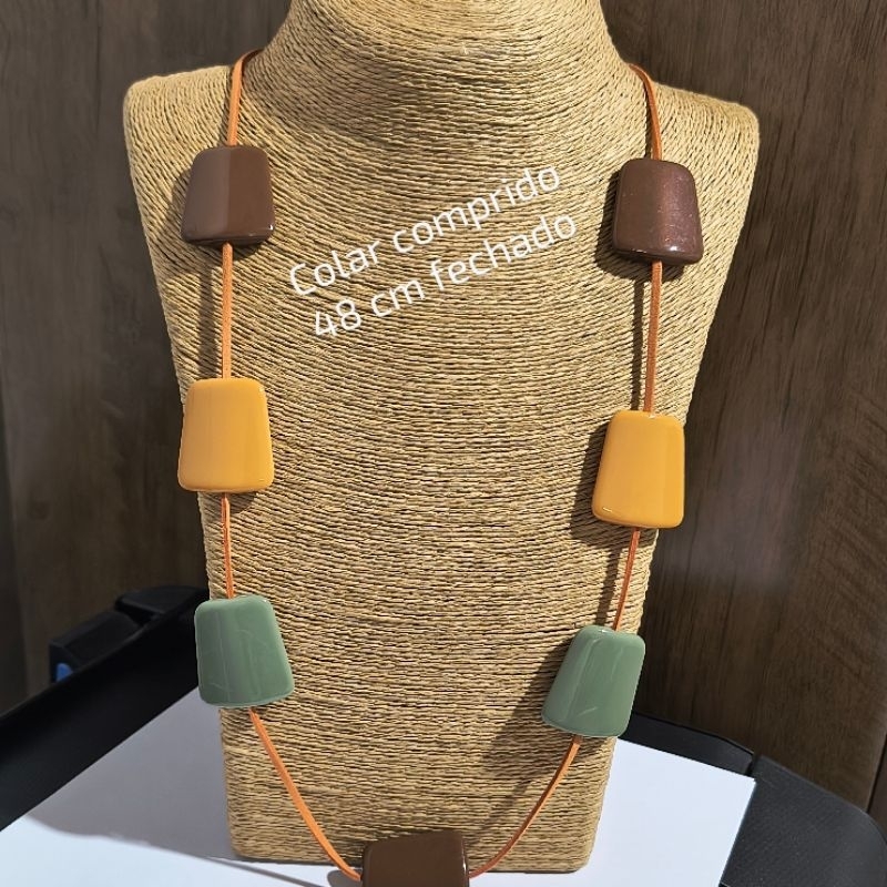Colar Longuinho na Resina e Camurça Um metro De Ponta a Ponta Luxo em Oferta na Shopee
