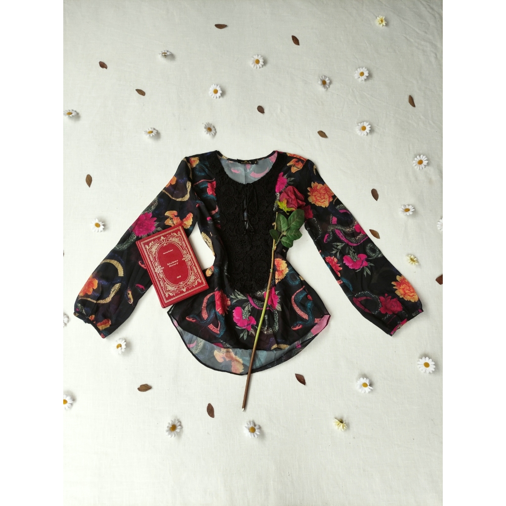 Blusa preta floral de voil Golden - P