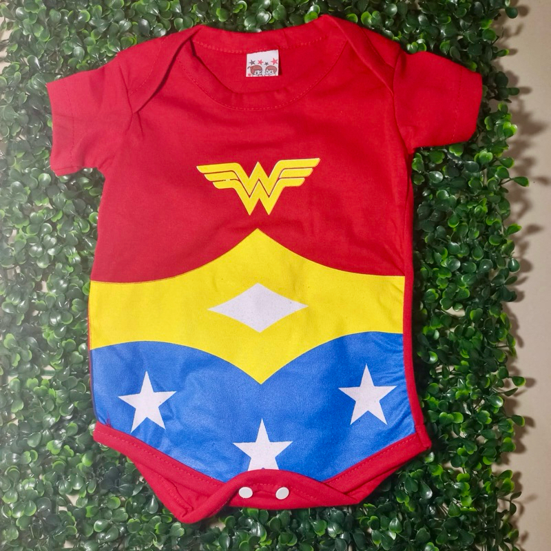 Body Temático Bebê Infantil Menina / Fantasia Mesversário abelhinha frutinha mulher maravilha cerejinha vaquinha book