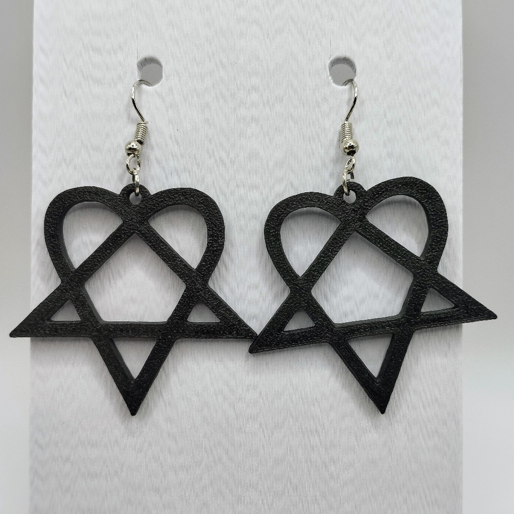 Brinco Heartagram HIM Alternativo Gótico Egirl love Metal Rock Pastel Goth cores Preto e Rosa