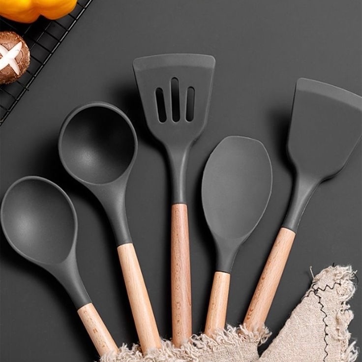 Jogo de Cozinha Kit C/12 Peças de Silicone, Utensílios e Copo Suporte para Cozinha Cabo de Madeira