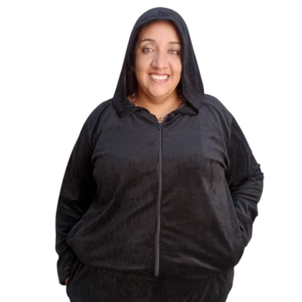 Jaqueta Plus Size 40 e 64 em Tecido Plush Casaco Feminino com Bolsos Laterais e Capuz