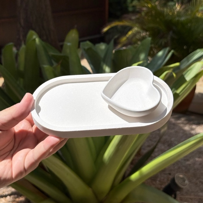 Bandeja Oval Media e Coraçãozinho - Feita à Mão em Cimento Ecológico | Organizador Minimalista em Oferta na Shopee