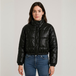 Jaqueta Puffer Feminina Couro PU Forrada com Capuz, Modelo Cropped Bobojaco, Macia e Quent...