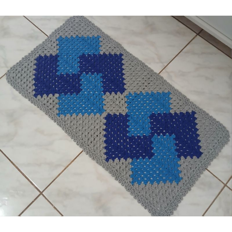 Tapete de crochê retangular em barbante nas cores azul e cinza