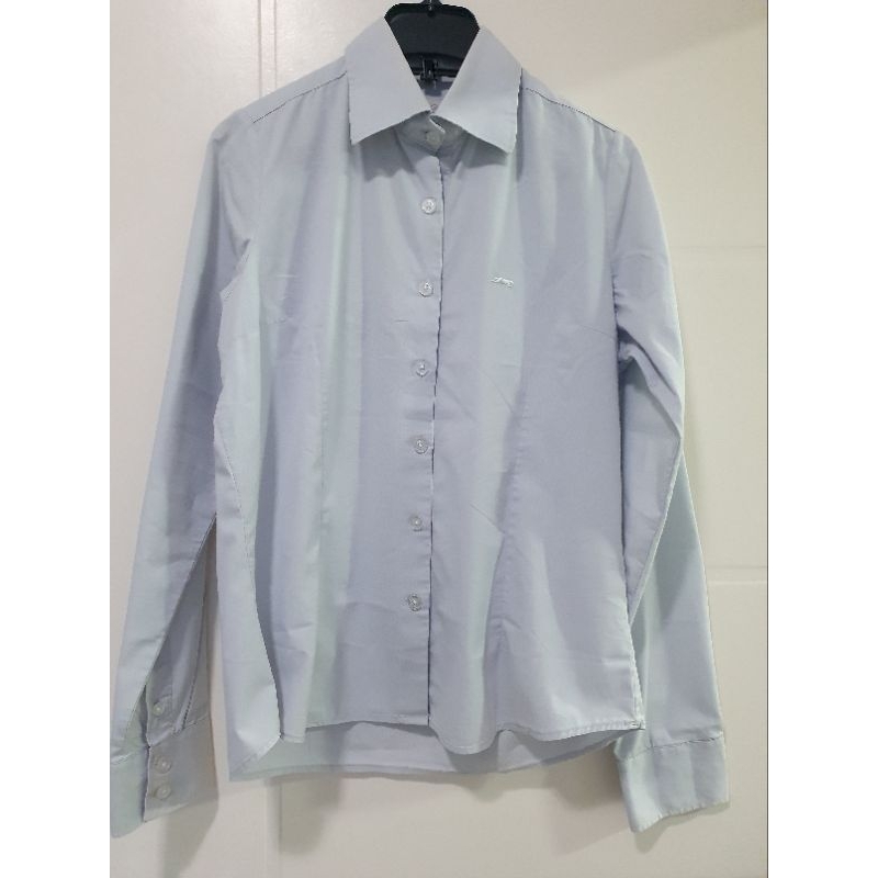 camisa polo usa feminina, com botões  na cor cinza clara, tamanho m.
