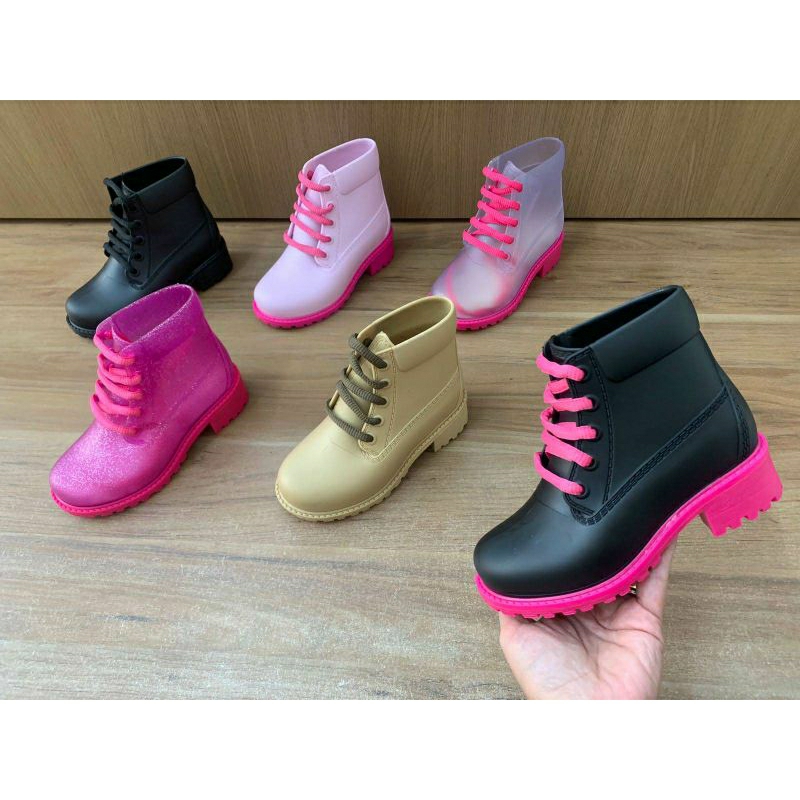 O que é Coturno para Chuva? Guia e Onde Comprar | BuscaProdutos