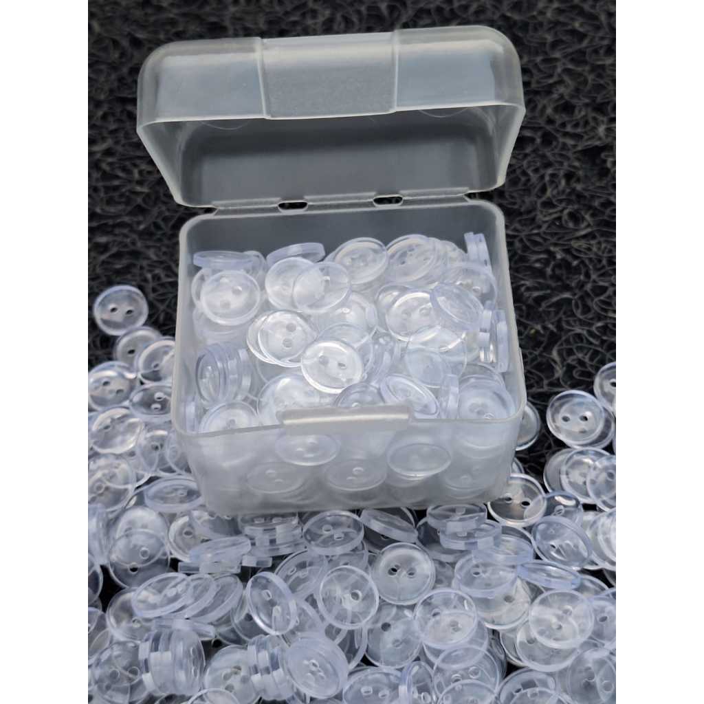 200 Botões  transparente  de  (11,5mm) com dois furos, caixa de plástico com 200 unidades em Oferta na Shopee