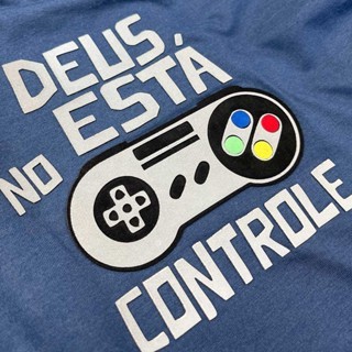 T-Shirt Infantil Azul Deus Está No Controle Gospel Cristã Confortável Algodão Macio Estilo e Fé