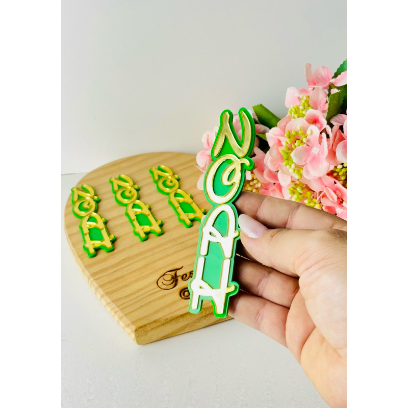 Nome Acrílico Vertical Sobreposto - Nome para personalizados de Luxo - Nome Vertical  Pringles fonte Mickey Minnie