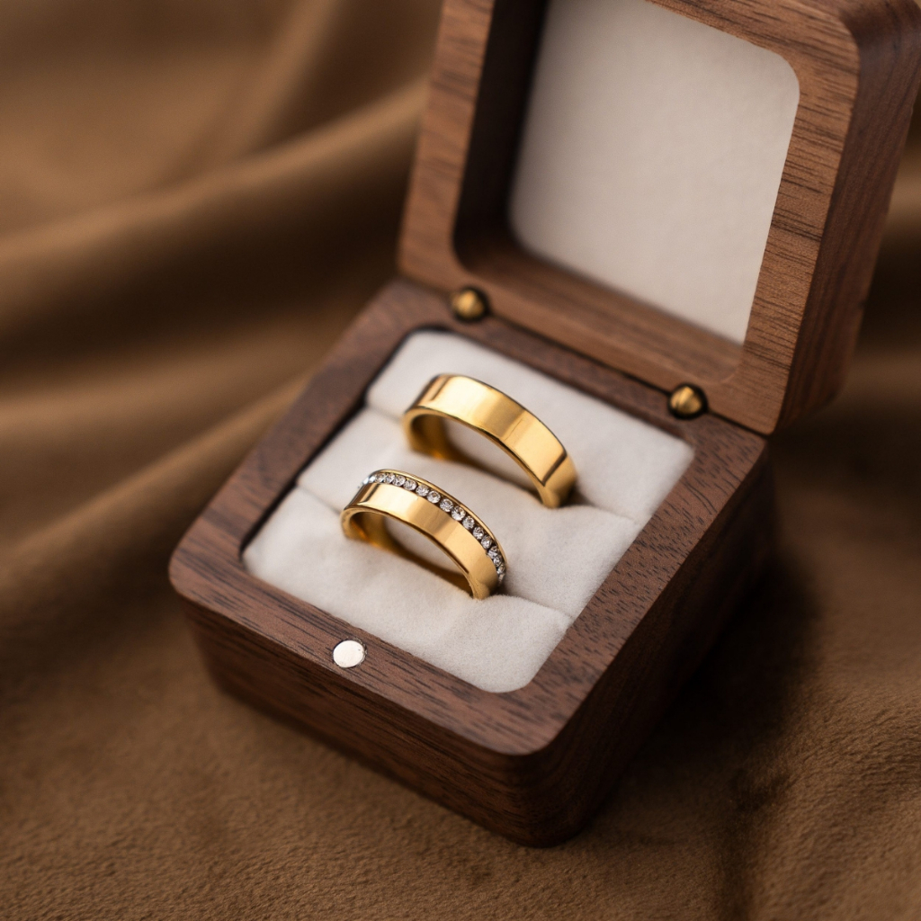 Par de Aliança Banhada a Ouro 24K Com Friso e Pedras 6mm Noivado Casamento - 3 anos de garantia