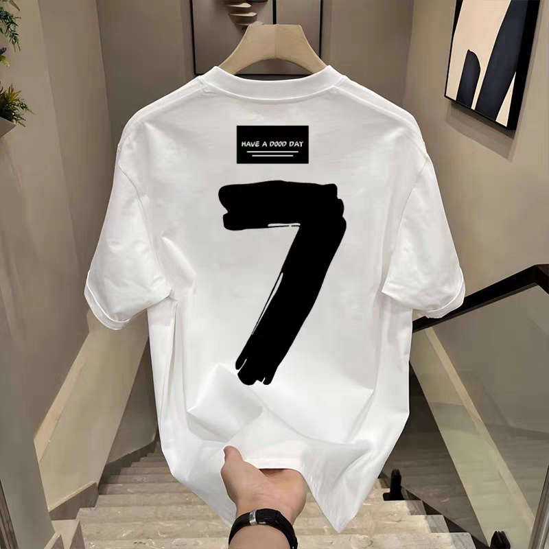 Camiseta masculina larga com vibe esportiva, ideal para looks urbanos cheios de atitude.