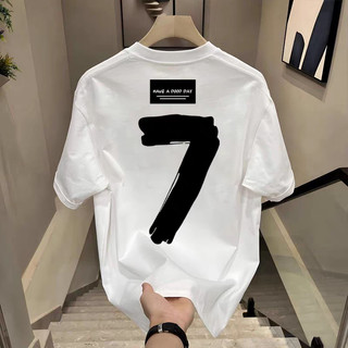 Camiseta masculina larga com vibe esportiva, ideal para looks urbanos cheios de atitude.