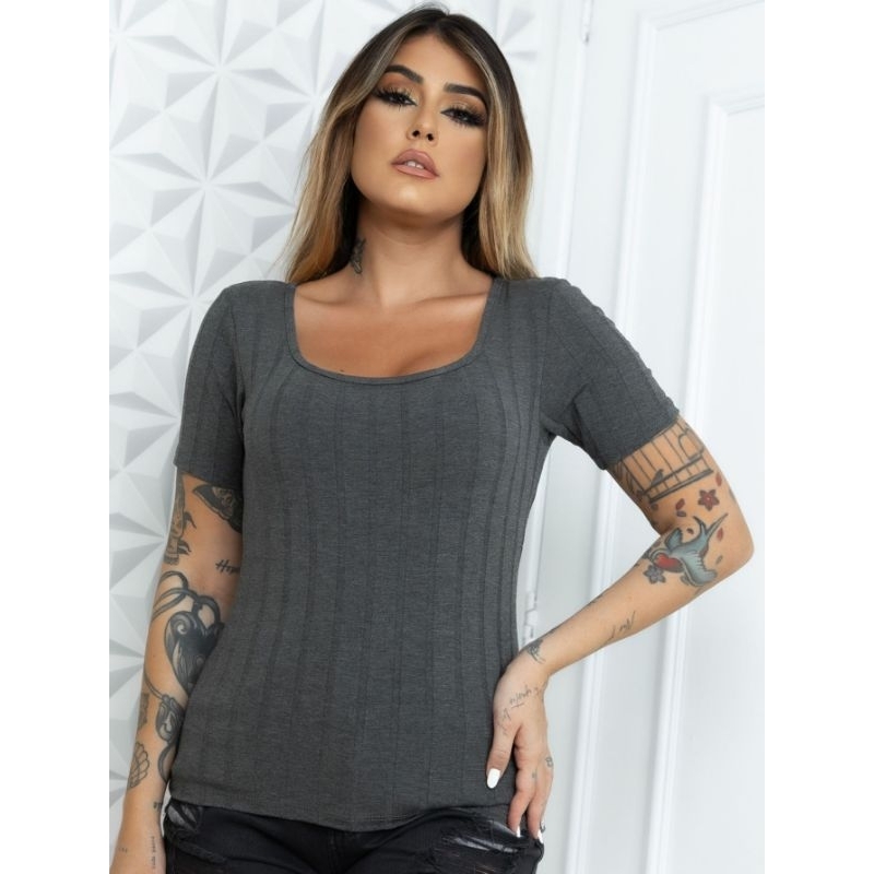 Blusa manga curta decote quadrado, comprimento tradicional em malha canelada de viscose com elastano