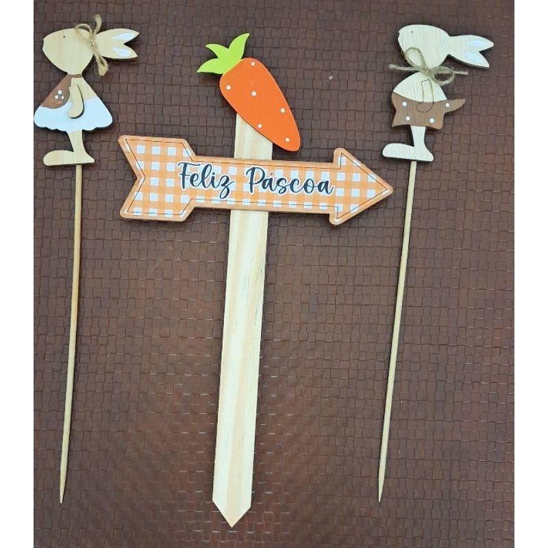 kit placa de jardim ou vaso de madeira Pinus cenoura com a frase feliz Páscoa e casal de coelhinhos