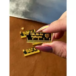 Regua Feliz dia dos Professores 2,9X1,2cm Dourado espelhado Acrilico 2mm com peliculas diametro furo 2mm ** Atenção FRAS