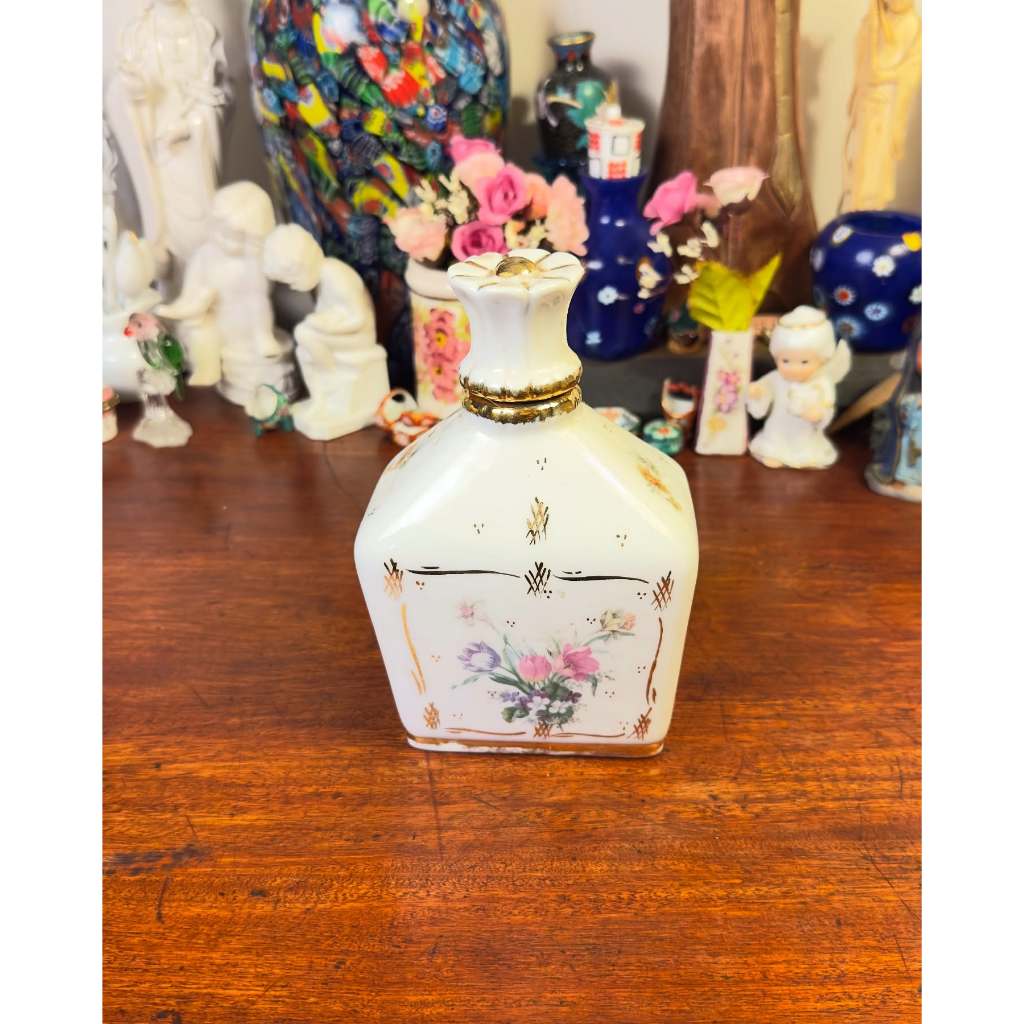 Antigo perfumeiro em porcelana.