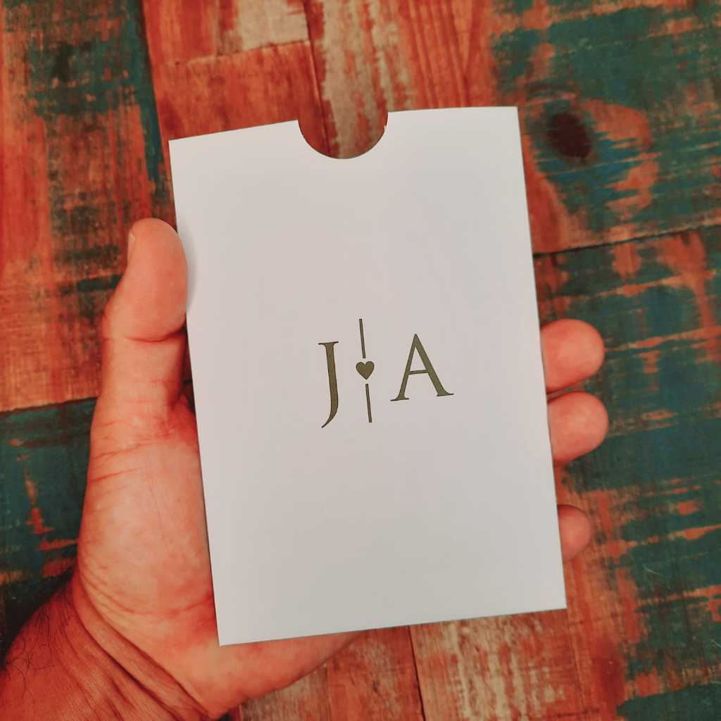 Envelope para convite de casamento tamanho 10x15 com inicial impresso em verde oliva