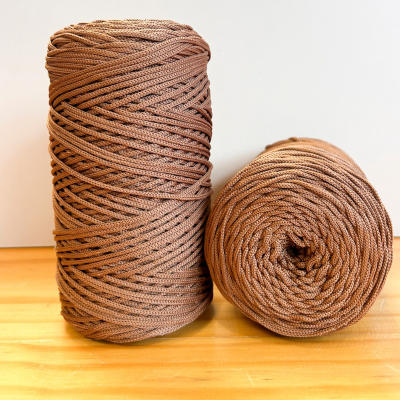 Fio de Poliéster para crochê 3mm. Aprox 240 metros/400gramas no mínimo. Leves imperfeições, espessura variável de 3mm. em Oferta na Shopee