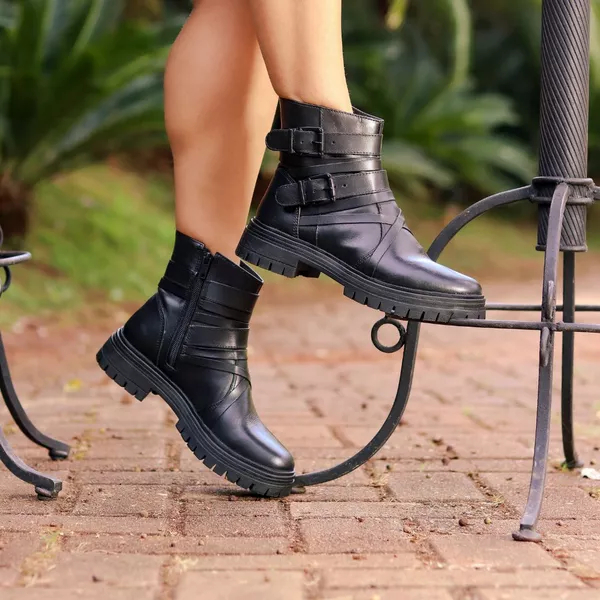 Coturno Feminino Couro Cano Médio Preto Tratorado Estilo e Versatilidade para o Dia a Dia